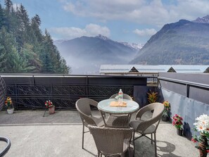 Outdoor dining - Hotel O Vashisht Temple (Manali)