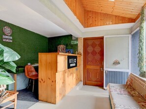 House | Meja sambut tetamu