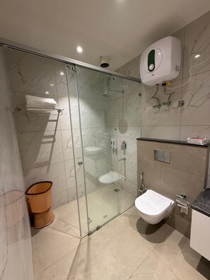 Superior Room | Bathroom | Towels, soap, shampoo - Kartar'S Haveli (Gadarpur)