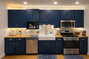 Fridge, microwave, oven, stovetop - balck bear retreat Modern home w/ Pool Table & BBQ Balcony, Near Helen (Blairsville)