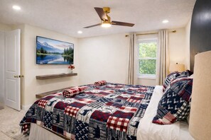 4 bedrooms, desk, iron/ironing board, free WiFi - balck bear retreat Modern home w/ Pool Table & BBQ Balcony, Near Helen (Blairsville)