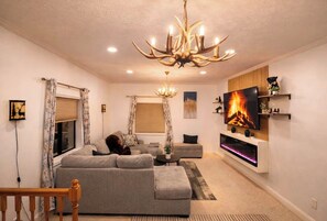 Smart TV, fireplace - balck bear retreat Modern home w/ Pool Table & BBQ Balcony, Near Helen (Blairsville)