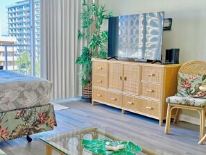 Escritorio, tabla de planchar con plancha, wifi gratis y ropa de cama 