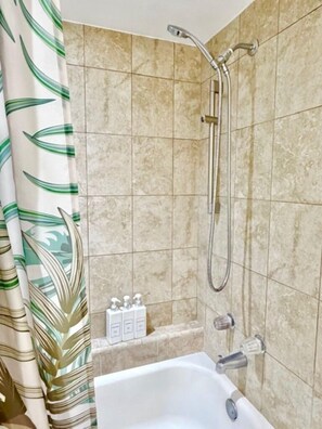 Secadora de cabello, bidet, toallas, jabón 
