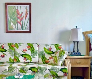 Interior - Island-Inspired Cozy Retreat - Free WIFI (Honolulu)