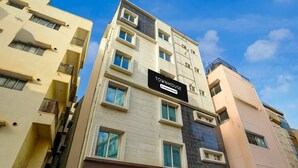 Une maison de ville à plusieurs étages, avec une enseigne indiquant qu’elle est gérée par une entreprise.