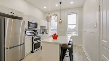 Fridge, microwave, stovetop, dishwasher