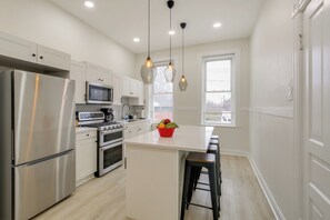 Réfrigérateur, micro-ondes, plaque de cuisson, lave-vaisselle