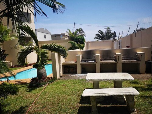 Spacious 3-bedroom apartment in perfect Uvongo with AC