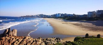 Spacious 3-bedroom apartment in perfect Uvongo with AC