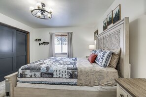 Iron/ironing board, travel cot, Internet, bed sheets - Family Home w/ Game Room, 1 Mi to Lake Cascade! (Cascade)