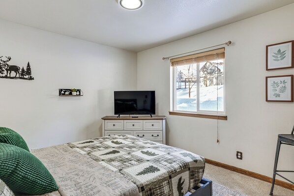 Ferros/tábuas de passar roupa, berço de viagem, acesso à internet