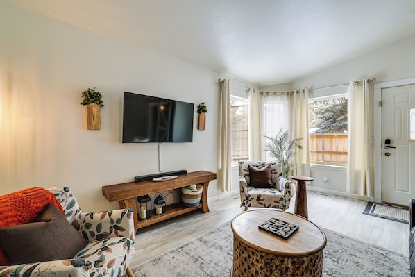 Tv, eldstad, ett bordtennisbord och böcker