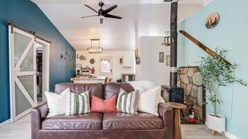 Fernseher, Kamin, Tischtennisplatte, Bücher