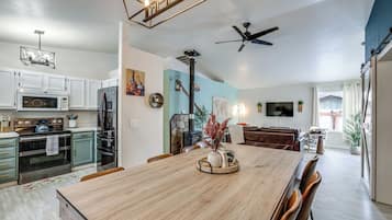 Fridge, microwave, stovetop, dishwasher