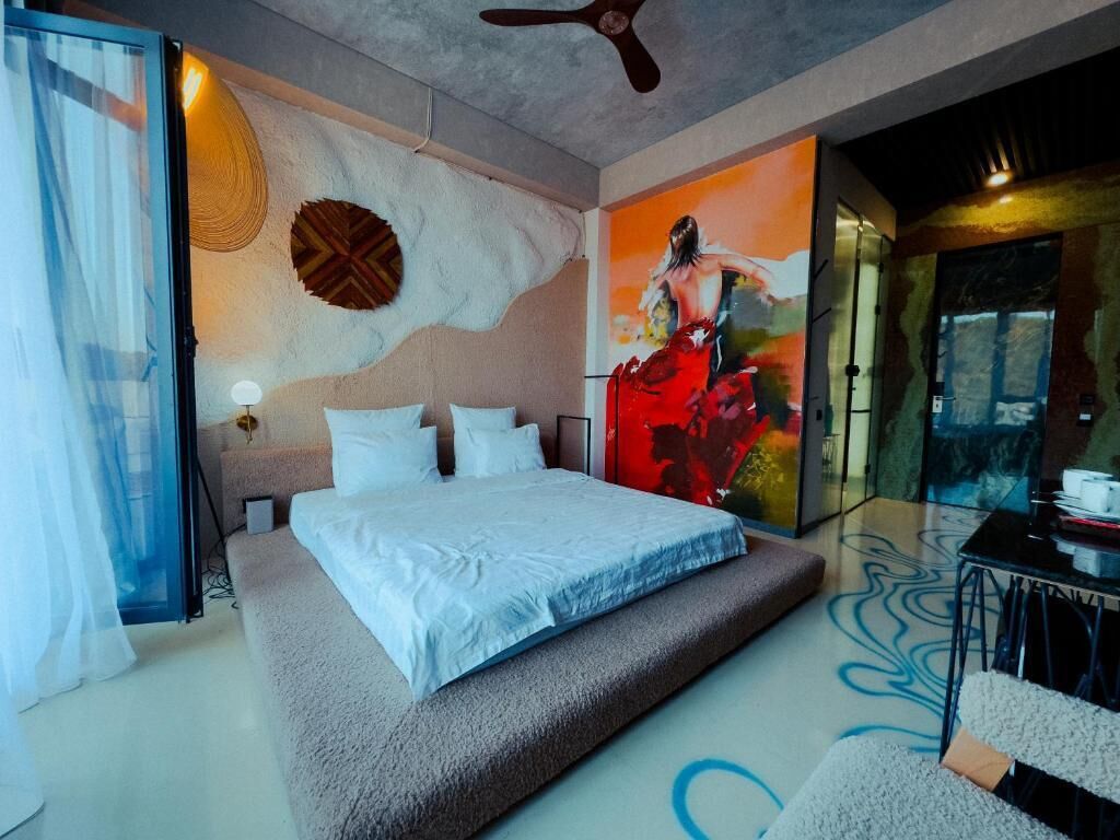 Blackout curtains, soundproofing, iron/ironing board, free WiFi