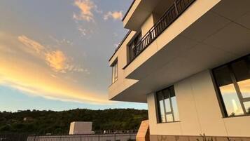 Exclusive Suite, Lanai, Pool View | Pool | Seasonal outdoor pool, pool loungers