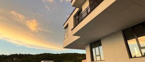 Suite – exclusive, lanai, bassengutsikt | Basseng | Sesongbasert utendørsbasseng og solsenger