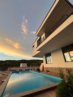 Suite exclusiva, lanai, vistas a la piscina | Piscina | Una piscina al aire libre de temporada, tumbonas