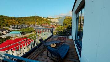 Habitación Confort doble, balcón | Jardines del alojamiento