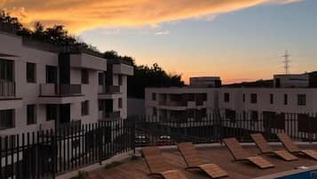 Piscine extérieure (ouverte en saison), chaises longues