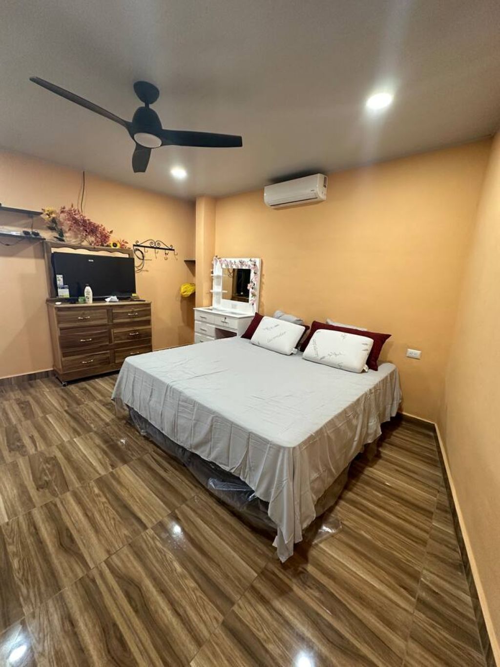 3 bedrooms, iron/ironing board, WiFi, bed sheets