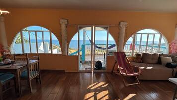 Smart TV, music library, video library, stereo