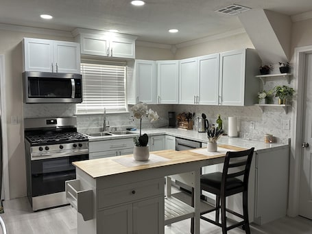 Fridge, microwave, oven, stovetop. The Happy Place Gateway