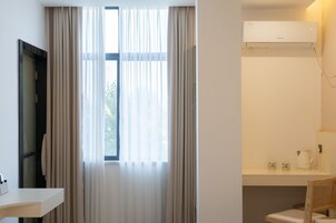 Quarto casal sênior, vista para a cidade | Individualmente decorados, espaço de trabalho para notebook