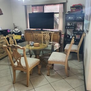 Shared Dormitory, 1 Bedroom | Dining room - Room-rooms For Rent, Roommates, Or As B& (Ulloa)