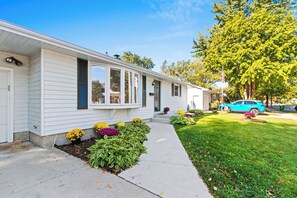 Exterior - 3 Blocks to Lambeau Field! Bright Home w/ Yard (Green Bay)