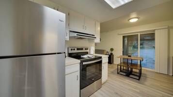 Een koelkast, een microgolfoven, een kookplaat, een vaatwasser