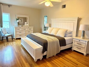 4 chambres, bureau, fer et planche à repasser, lit de bébé portatif