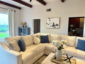 Smart TV, ping pong, books - Modern Spanish Colonial home Pool & Hot tub (Tucson)