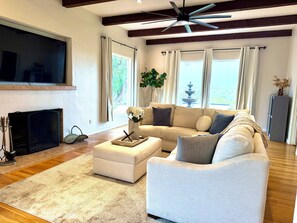 Smart TV, ping pong, books - Modern Spanish Colonial home Pool & Hot tub (Tucson)