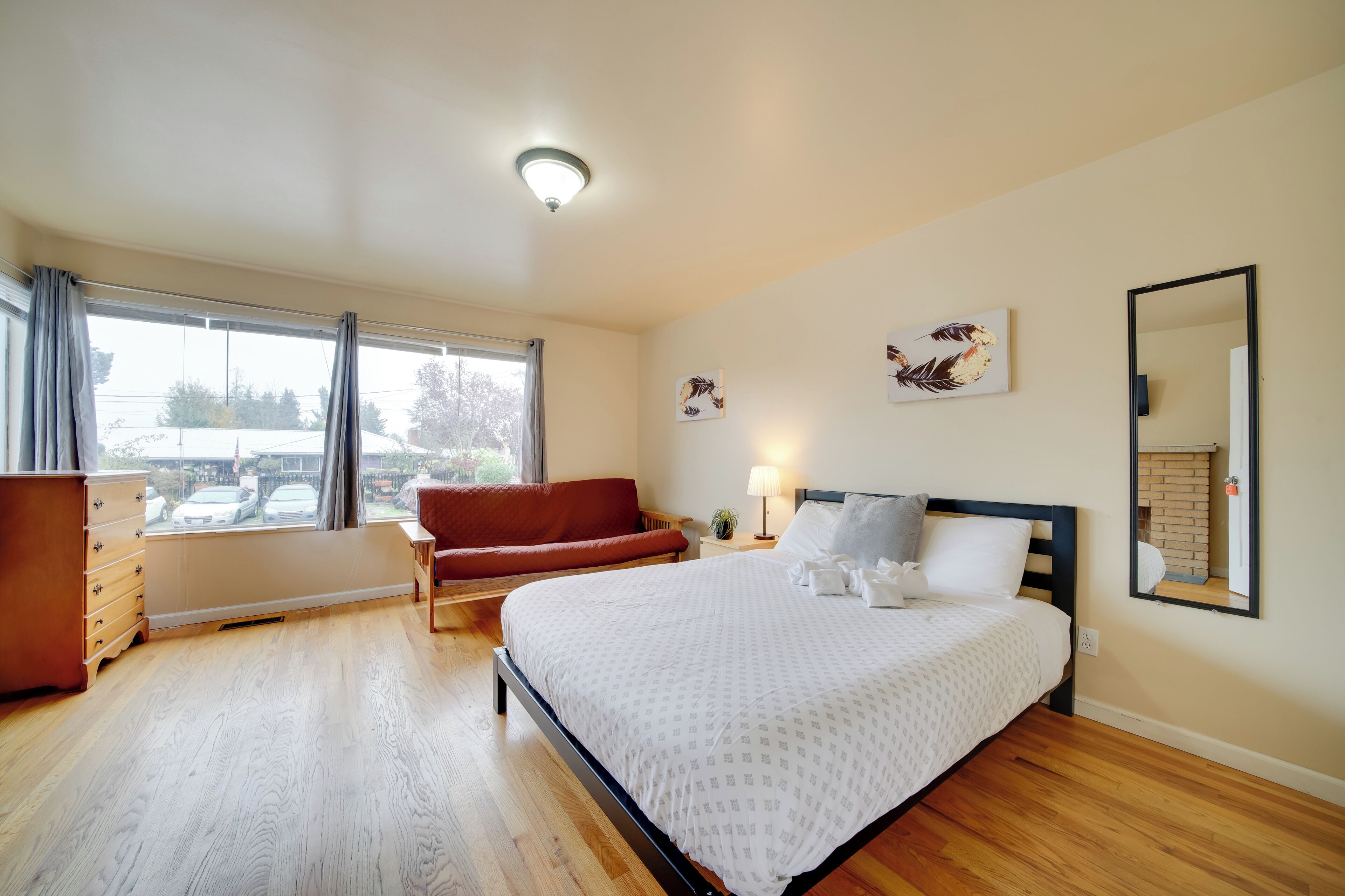 Skrivebord, strykejern/-brett, internettilgang og sengetøy