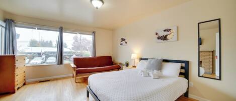 Skrivebord, strykejern/-brett, internettilgang og sengetøy