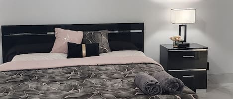 Fer et planche à repasser, Wi-Fi, literie fournie