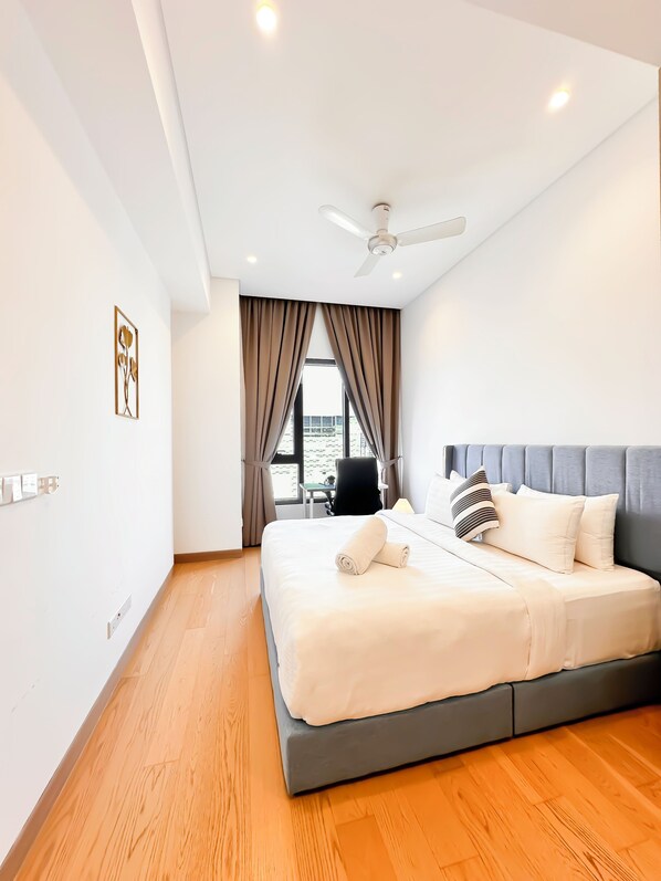 Tabla de planchar con plancha, wifi y ropa de cama 