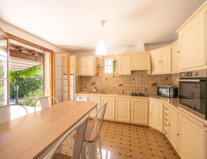 Private kitchen - Exceptional Villa Near the Alpilles (Graveson)