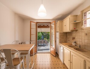 Apartment | Private kitchen | Highchair, cleaning supplies - Exceptional Villa Near the Alpilles (Graveson)