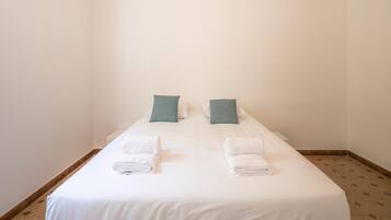 Apartment | 4 bedrooms, iron/ironing board, bed sheets