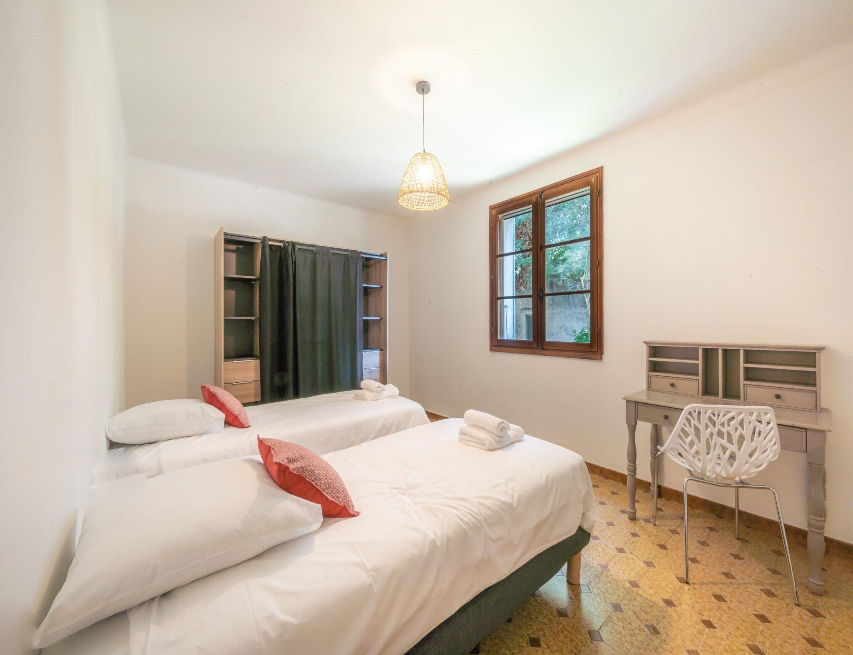 4 bedrooms, iron/ironing board, bed sheets