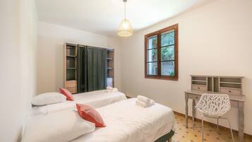 4 bedrooms, iron/ironing board, bed sheets