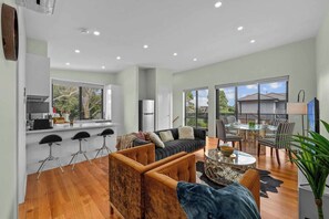 Books - Luxurious 3-Bedroom Townhouse in Charming Maidstone 7 KM TO CBD (Maidstone)