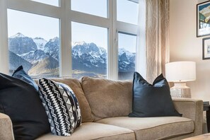 TV, fireplace - Charming 2BR Condo w/ Spectacular Mountain Views (Canmore)