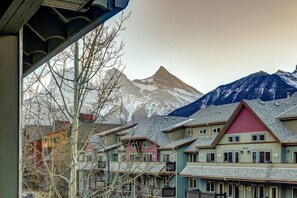 Exterior - Charming 2BR Condo w/ Spectacular Mountain Views (Canmore)