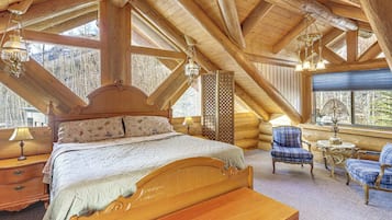 Escritorio, tabla de planchar con plancha, cuna de viaje y Internet