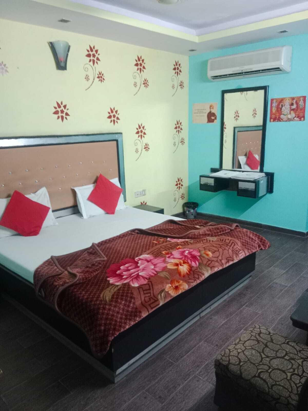 Dreibettzimmer | Zustellbetten, kostenloses WLAN, Bettwäsche