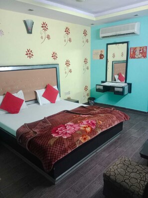 Dreibettzimmer | Zustellbetten, kostenloses WLAN, Bettwäsche